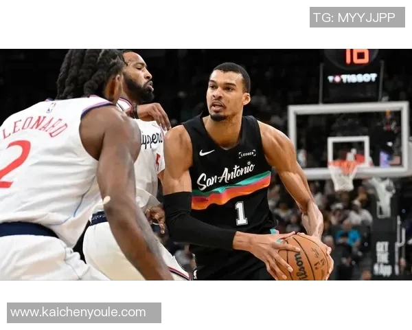 快船与马刺常规赛激战回顾球员表现与战术分析全景解读